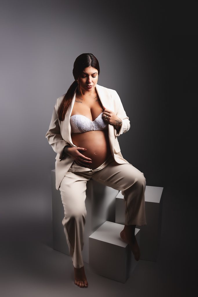 ensaio gestante estudio alexandra rojas fotografia localizado em são bernardo do campo, são paulo, com figurino blazer branco com fundo cinza , atemporal e clean